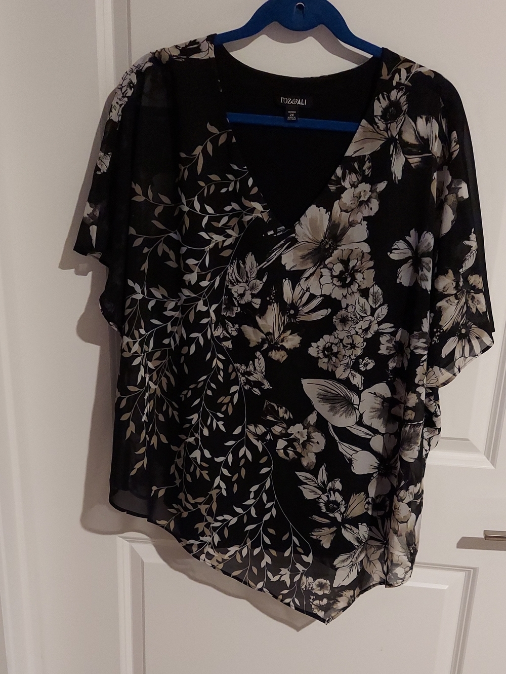 Roz & Ali Black Floral V-Neck Blouse with Cream Print